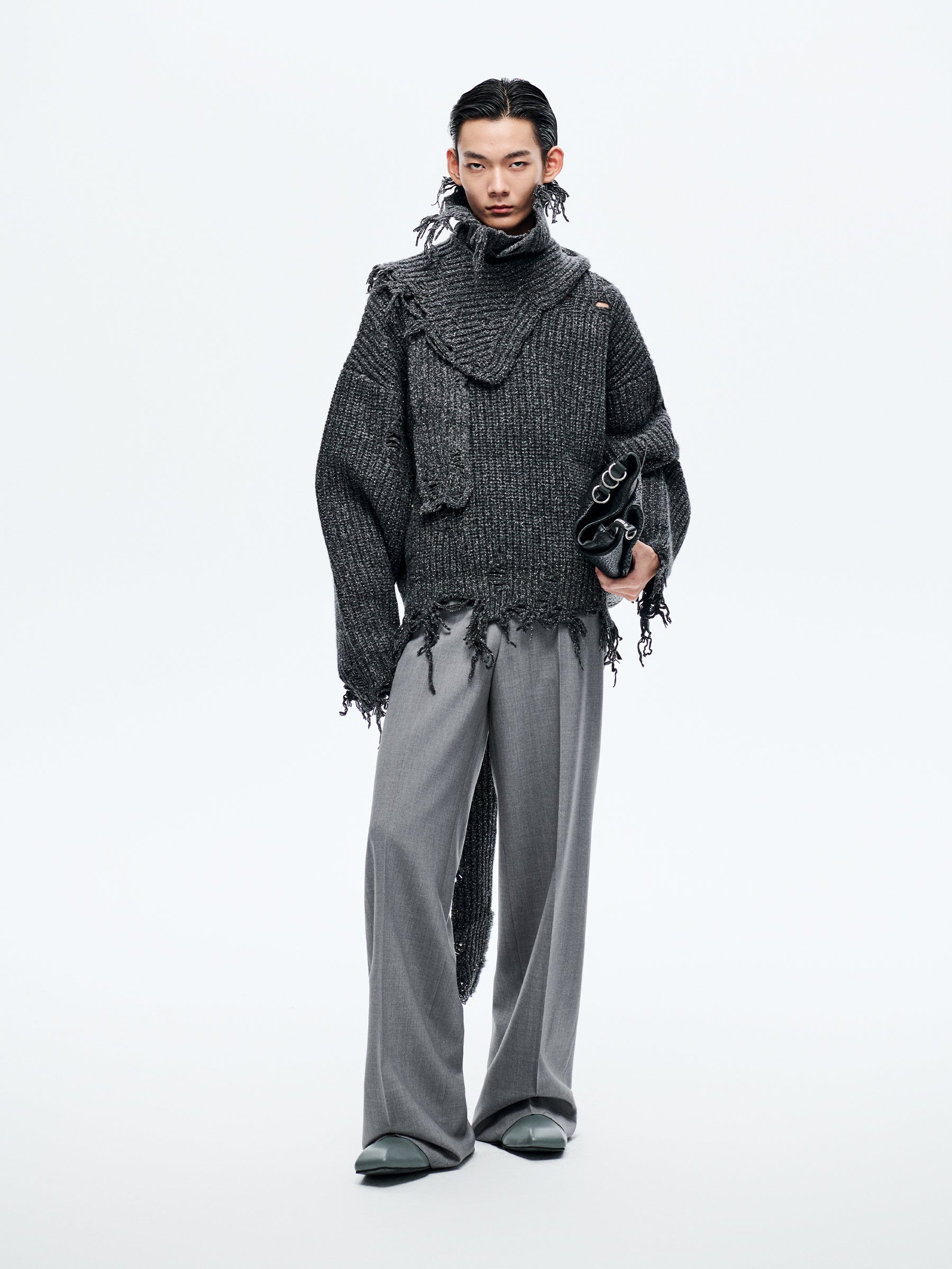 BLACK DISTRESSED TURTLENECK SWEATER