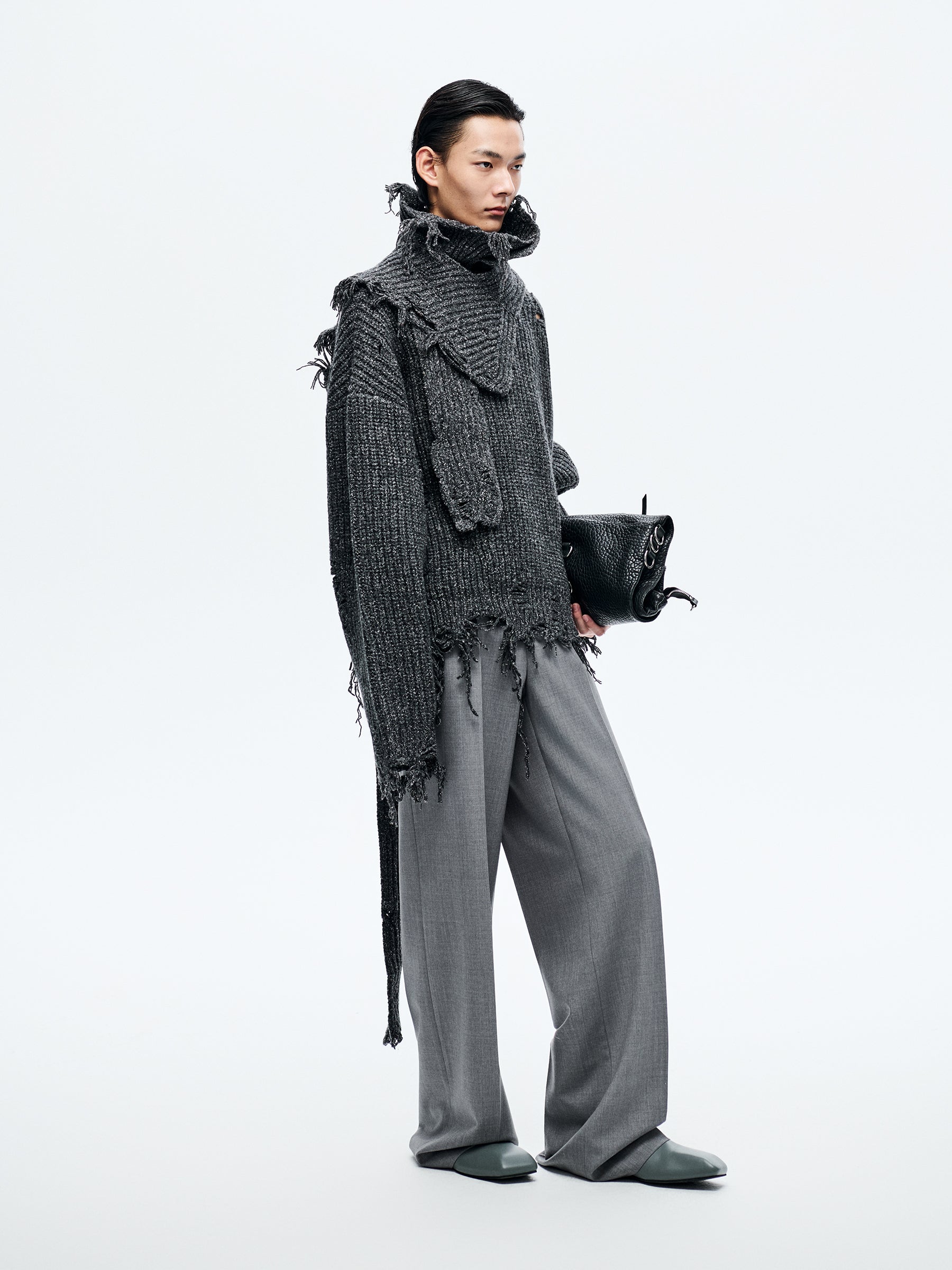 BLACK DISTRESSED TURTLENECK SWEATER