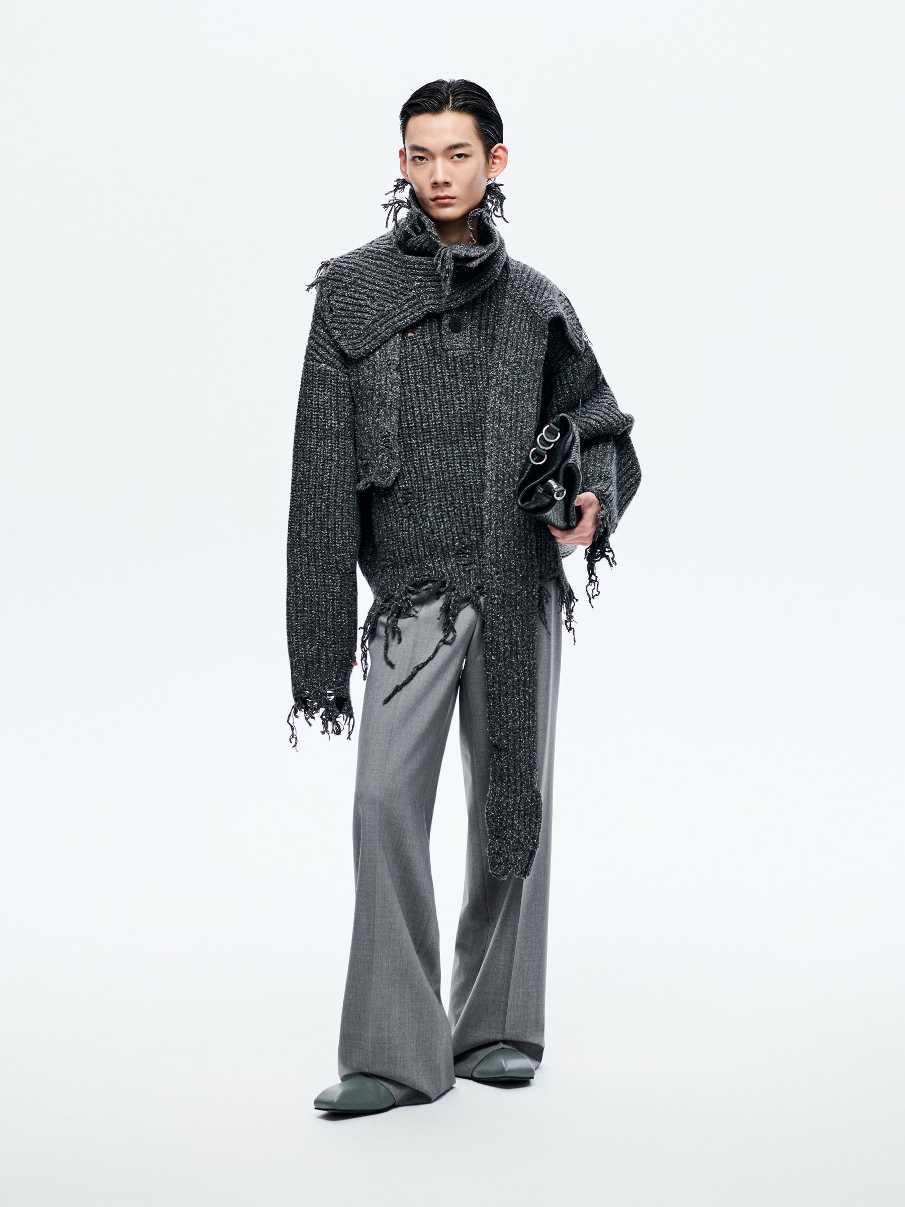 BLACK DISTRESSED TURTLENECK SWEATER